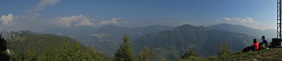 Dalla vetta del Pizzo di Spino (958 m) vista panoramica sulla Valle Serina
